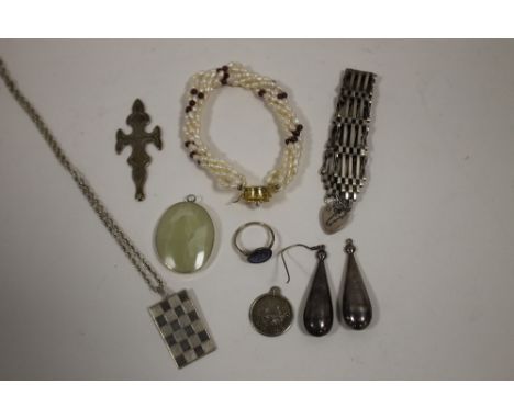 A BAG OF VINTAGE SILVER JEWELLERY TO INCLUDE A GATE LINK BRACELET  