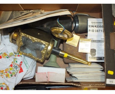 A TRAY OF ASSORTED COLLECTABLES TO INCLUDE KNIVES, CUTLERY, WALL HANGING LAMP ETC. 