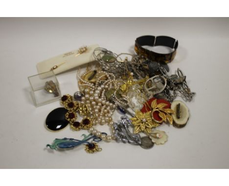 A BAG OF VINTAGE COSTUME JEWELLERY 