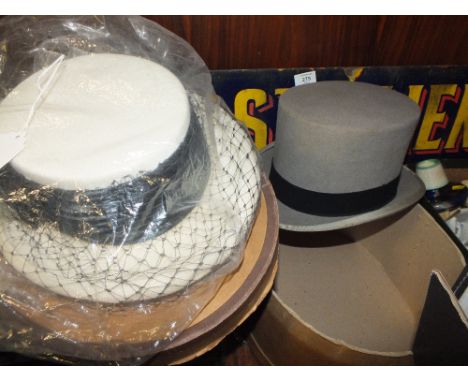 A VINTAGE LINNEY OF LONDON TOP HAT TOGETHER WITH A LADIES VINTAGE WEDDING HAT