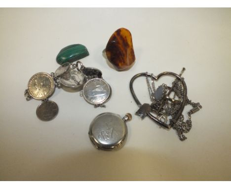 A BAG OF VINTAGE JEWELLERY ETC. TO INCLUDE SILVER EXAMPLES 