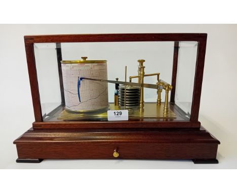 Early 20th Century Barograph within a mahogany glass case22x36x22cm