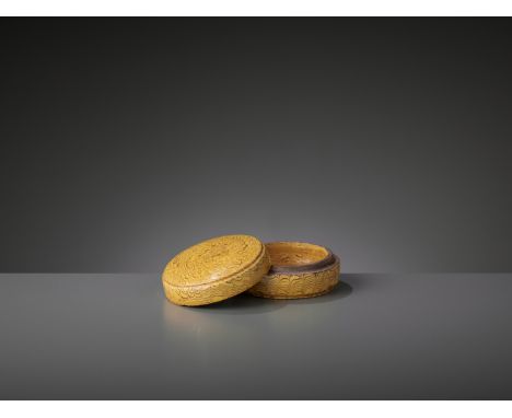 A YELLOW GLAZED MARBLED CIRCULAR BOX AND COVER, TANG DYNASTYChina, 618-907. The box and cover with straight upright sides, th