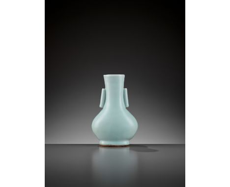 AN EXTREMELY RARE ARCHAISTIC RU-TYPE ARROW VASE, TOUHU, QIANLONG MARK AND PERIODChina, 1735-1796. Elegantly potted with a com