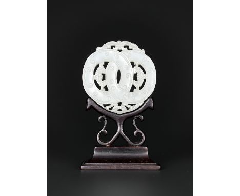 A WHITE JADE OPENWORK ‘LINKED RINGS’ PLAQUE, QING DYNASTYChina, 1644-1912. Carved as two linked rings, each carved in relief 