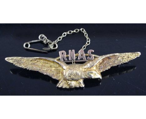 A WW I Royal Naval Air Service 9ct gold sweetheart brooch, in the form of an eagle in flight with RNAS above, with safety cha