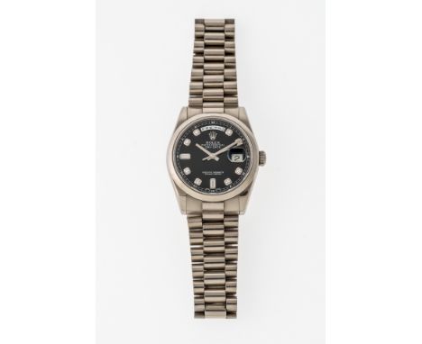 Gehäuse WG 750, ø 36 mm. Schwarzes Zifferblatt mit Brillant- und Baguetteindexen, Wochentag (Deutsch), Datum unter Lupe. Bez.