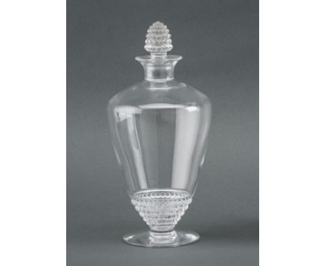 Farbloses Glas. Scheibenfuß, konischer Korpus, eingezogene  Schulter, zylindrischer Hals, ausgestellter Rand. Stopfen in  For