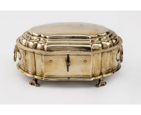 Auf vier Füßen, ovale, passig geschweifte Form, seitl. bewegl.  Handhaben, gewölbter Deckel an Scharnier, Schloss (klemmt) mi