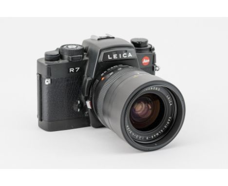Auf dem Objektiv bez. 'Leica Vario-Elmar-R 1:3.5-4.5/28-70 E 60  3826283'. (Funktion nicht überprüft).