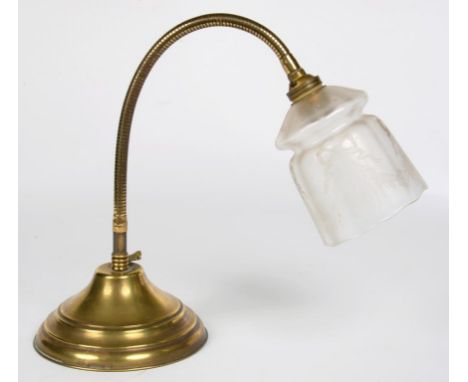 AN ADJUSTABLE BRASS TABLE LAMP WITH FROSTED GLASS SHADE, APPROXIMATELY 41CM H EXCLUDING FITMENT, EARLY 20TH C