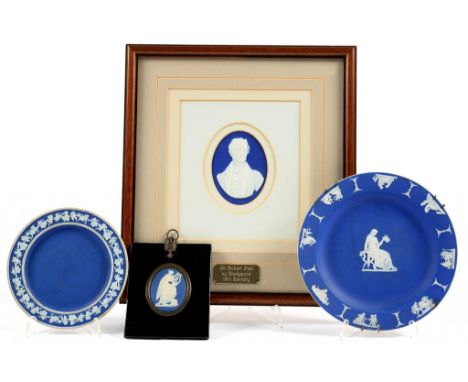 A WEDGWOOD OVAL JASPER WARE PORTRAIT MEDALLION OF SIR ROBERT PEEL, 10 X 7.5CM, IMPRESSED WEDGWOOD, C1880, FRAMED, A SMALLER W