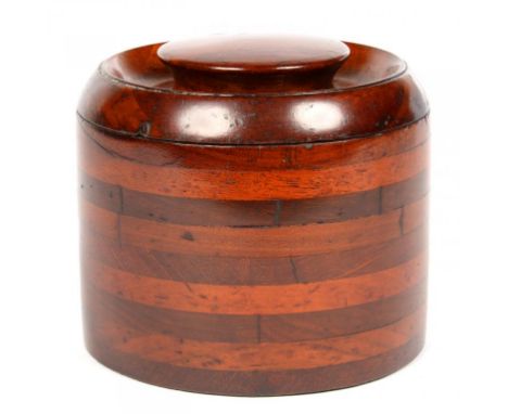 A CYLINDRICAL LAMINATED MAHOGANY TEA CADDY AND TURNED COVER, 12CM H, EARLY 20TH C
