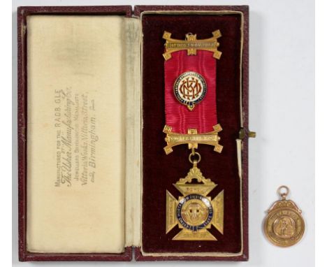 A 9CT GOLD AND ENAMEL R.A.O.B OFFICER'S JEWEL, BIRMINGHAM 1930, CASED AND A GOLD WATCH FOB SHIELD, MARKED 9CT, 38G