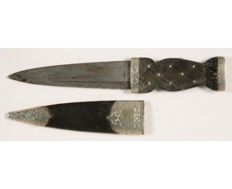 A SCOTTISH SILVER MOUNTED SKEAN DHU WITH BLACK LEATHER SHEATH, 20CM L OVERALL, MAKER'S MARK ONLY, R&amp;HBK