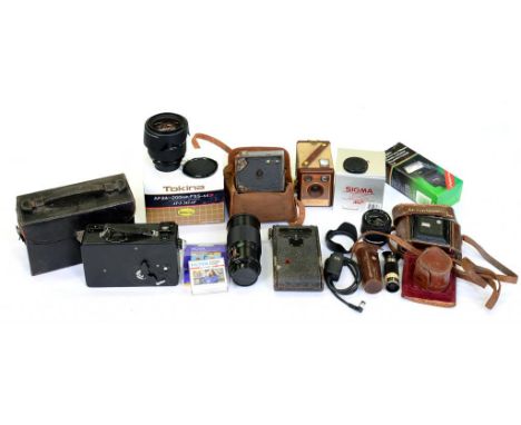 MISCELLANEOUS CAMERAS AND PHOTOGRAPHIC EQUIPMENT, INCLUDING A VINTAGE KODAK CINECAMERA, CASED, ETC