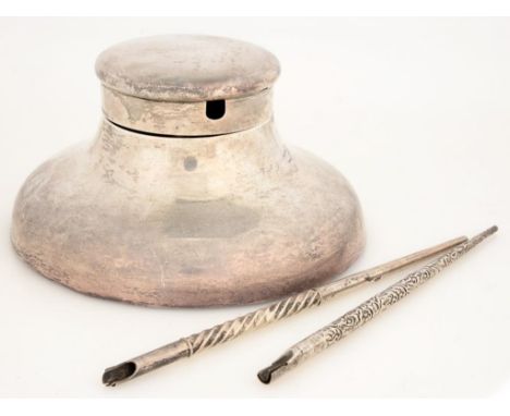 AN EDWARD VII SILVER CAPSTAN INKWELL, 15 CM DIAM, LONDON 1904 AND TWO VICTORIAN SILVER PENS++INKWELL DENTED AND LIGHTLY SCRAC