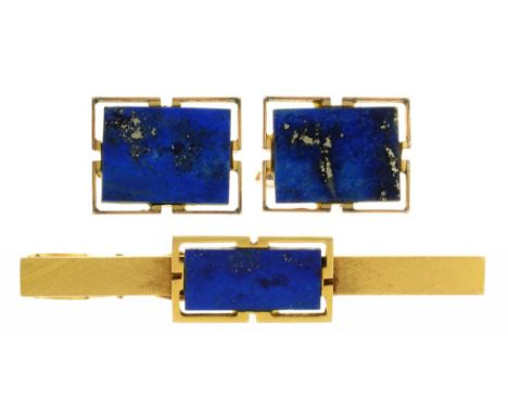 A PAIR OF RECTANGULAR LAPIS LAZULI CUFFLINKS IN GOLD, SWIVEL BACK, IN GOLD, MARKED IN CHINESE, AND A MATCHING ENGINE TURNED T