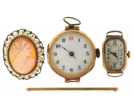 A GOLD TIE PIN MARKED 9CT, A SHELL CAMEO BROOCH WITH SEED PEARL SURROUND IN GILT BRASS FILIGREEE MOUNT, A LADIES WRISTWATCH W