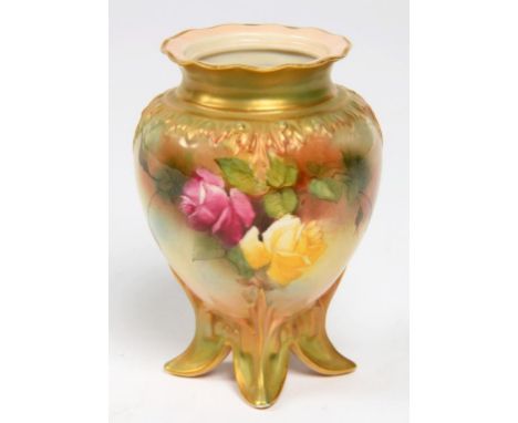 A ROYAL WORCESTER FOUR FOOTED VASE, PAINTED WITH HADLEY ROSES AND GILT, 10CM H, PRINTED MARK, 1908