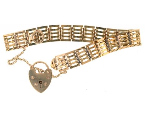A 9CT GOLD GATE BRACELET, LONDON 1977, 16G++LIGHT WEAR CONSISTENT WITH AGE