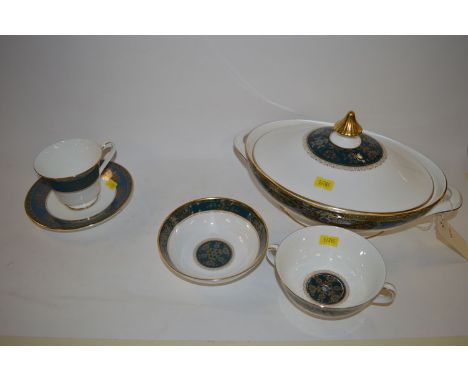 A modern Royal Doulton 'Carlyle' pattern dinner service, six place settings, comprising: dinner, supper and side plates, soup