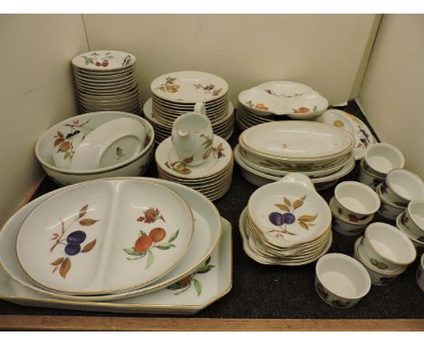 An extensive collection of Royal Worcester Evesham pattern dinner ware