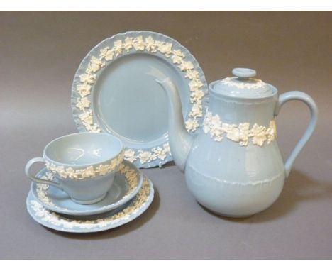 A collection of Wedgwood Queens pattern tea and dinner wares, including cups, saucers, plates, etc