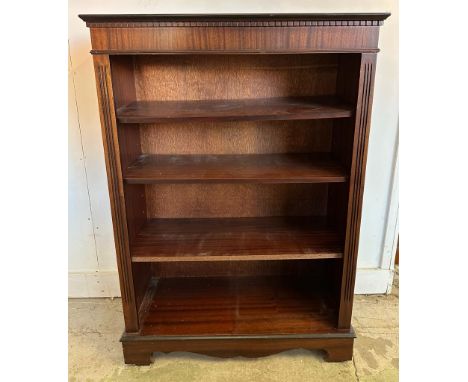 A mahogany three shelf bookcase (H107cm W76cm D33cm)