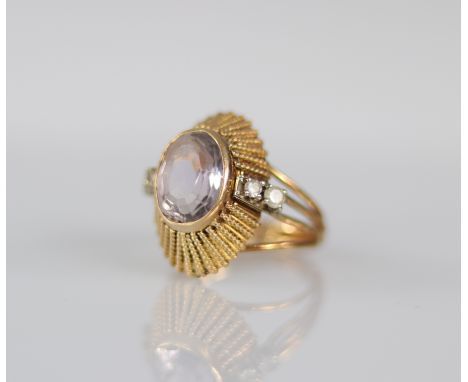 Yellow gold ring (18k) adorned with a synthetic stone (10gr) - Weight:  10 g - Region: Europe - Sizes: H30mm L20mm - Conditio