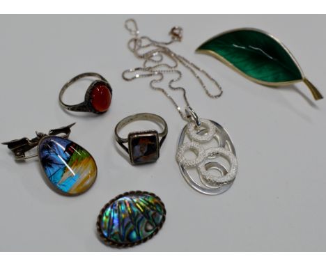 A LOT COMPRISING A MODERN SILVER PENDANT ON CHAIN, A SILVER BUTTERFLY WING PENDANT, A SILVER BUTTERFLY WING DRESS RING, A DAN