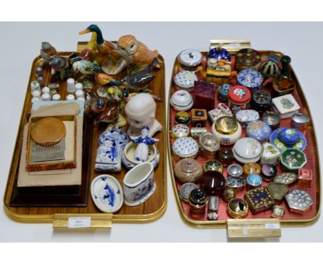 2 TRAYS CONTAINING VARIOUS TRINKET &amp; PILL BOXES, VARIOUS ANIMAL ORNAMENTS INCLUDING BESWICK, THIMBLES, A MINIATURE POTTER