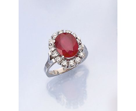 14 kt Gold Rubin-Brillant-Ring,   WG 585/000,ovalfacett. Rubin (beh.) ca. 5.80 ct, 14 Brillanten zus. ca. 0.55 ct feines Weiß