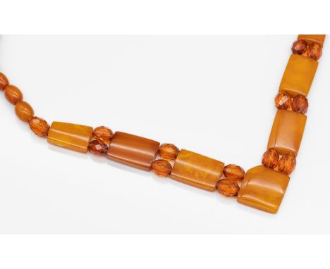 Collier aus Bernstein, Art-Deco,   1920er Jahre, opaker und transparenter Bernstein in versch. Schliffformen, L. ca. 48 cmNec
