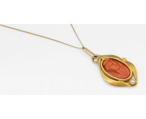 18 kt Gold Anhänger mit Koralle,   GG 750/000, Italien um 1890-1900, geschwungene Gestaltung, zentrale Korallenschnitzerei, P