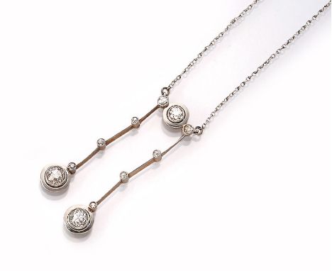 Jugendstilcollier mit Diamanten, GG 585/000 und Platin, um 1900,   in Platin gefasste 3 Altschliffdiamanten zus. ca. 0.70 ct 
