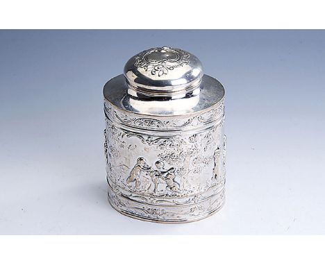 Teedose,   Hanau um 1900, 800er Silber, ovaleGrundform, reiches Dekor mit Rocaillen und Blüten, mit 4 Darstellungen spielende