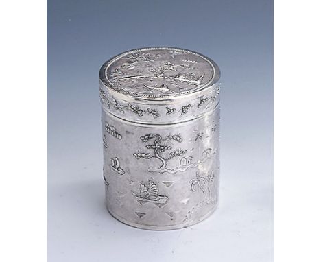 Teedose,   900er Silber, Vietnam 1960er Jahre, Wandung im chin. Stil, Landschaft mit Tieren und Booten, fein grav. und nachge