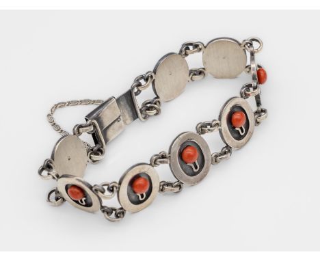 Armband mit Koralle,   925er Silber, Polen 1960er-Jahre, ovale Glieder je mit Korallencabochon, Meistermarke AW, Stadtmarke K