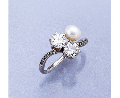 Platin Jugendstilring mit Orientperle und Diamanten, um 1920,   2 Altschliffdiamanten zus. ca. 1.40 ct Weiß/si, asymm. seitl.