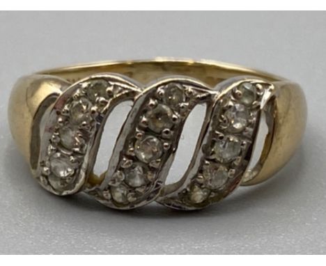 9ct yellow gold 3 row CZ ring, featuring a total of 15 CZs, size K, 2.3g gross