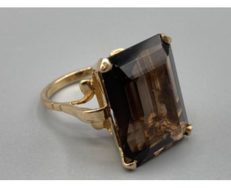 Large 9ct gold and smokey quartz cocktail ring size M 1/2 7.3g