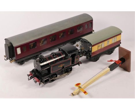 A clockwork 'O' gauge model railway items, including locomotive, 2 carriages, signal 