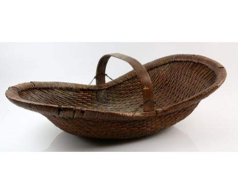 Legend of the Seeker (Television series 2008-2010) - Five movie props including a building deck and a basket, the basket 72cm