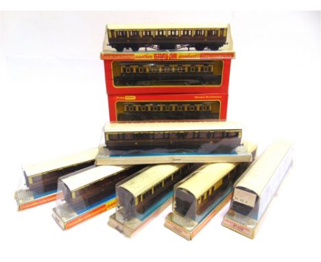 [OO GAUGE]. SEVEN GRAHAM FARISH G.W.R. COACHES  comprising six first/third composite and one brake-end, all in brown and crea
