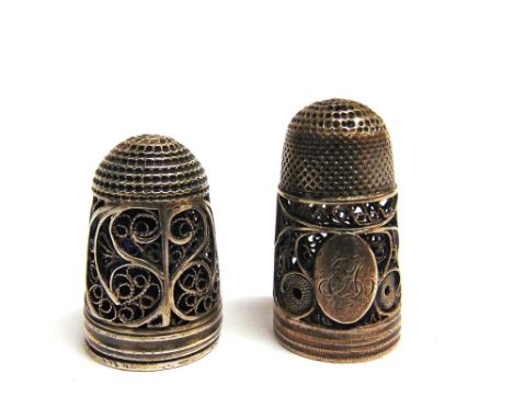 A LATE 18TH OR EARLY 19TH CENTURY SILVER FILIGREE COMBINATION THIMBLE &amp; SCENT BOTTLE  the tapering, facet cut blue glass 