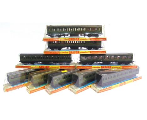[OO GAUGE]. NINE GRAHAM FARISH S.R. COACHES  comprising seven first/third composite and two brake-end, all in lined green liv