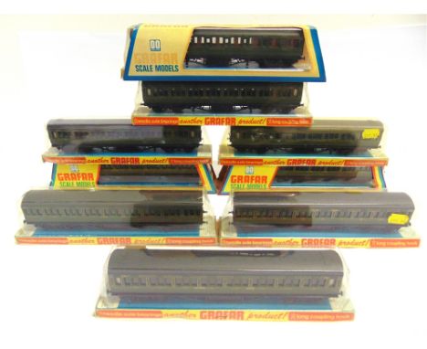 [OO GAUGE]. NINE GRAHAM FARISH S.R. COACHES  comprising eight first/third composite and one brake-end, all in lined green liv