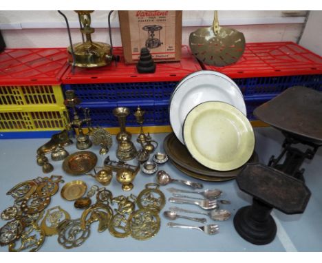 A good mixed lot to include ornamental brass ware, a pair of weighing scales, enamel plates, horse brasses, a No. 330 Planet 