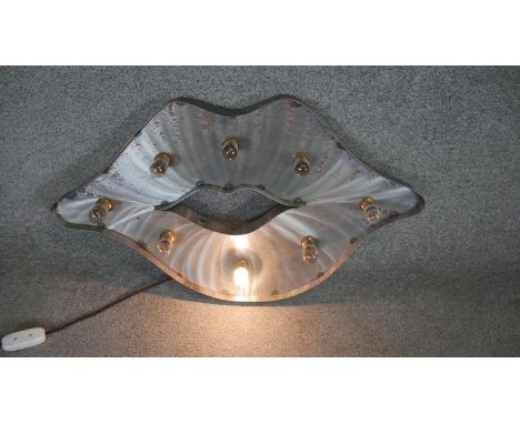 A light up metal wall sign in the form of a pair of lips. H.45 W.75CM 